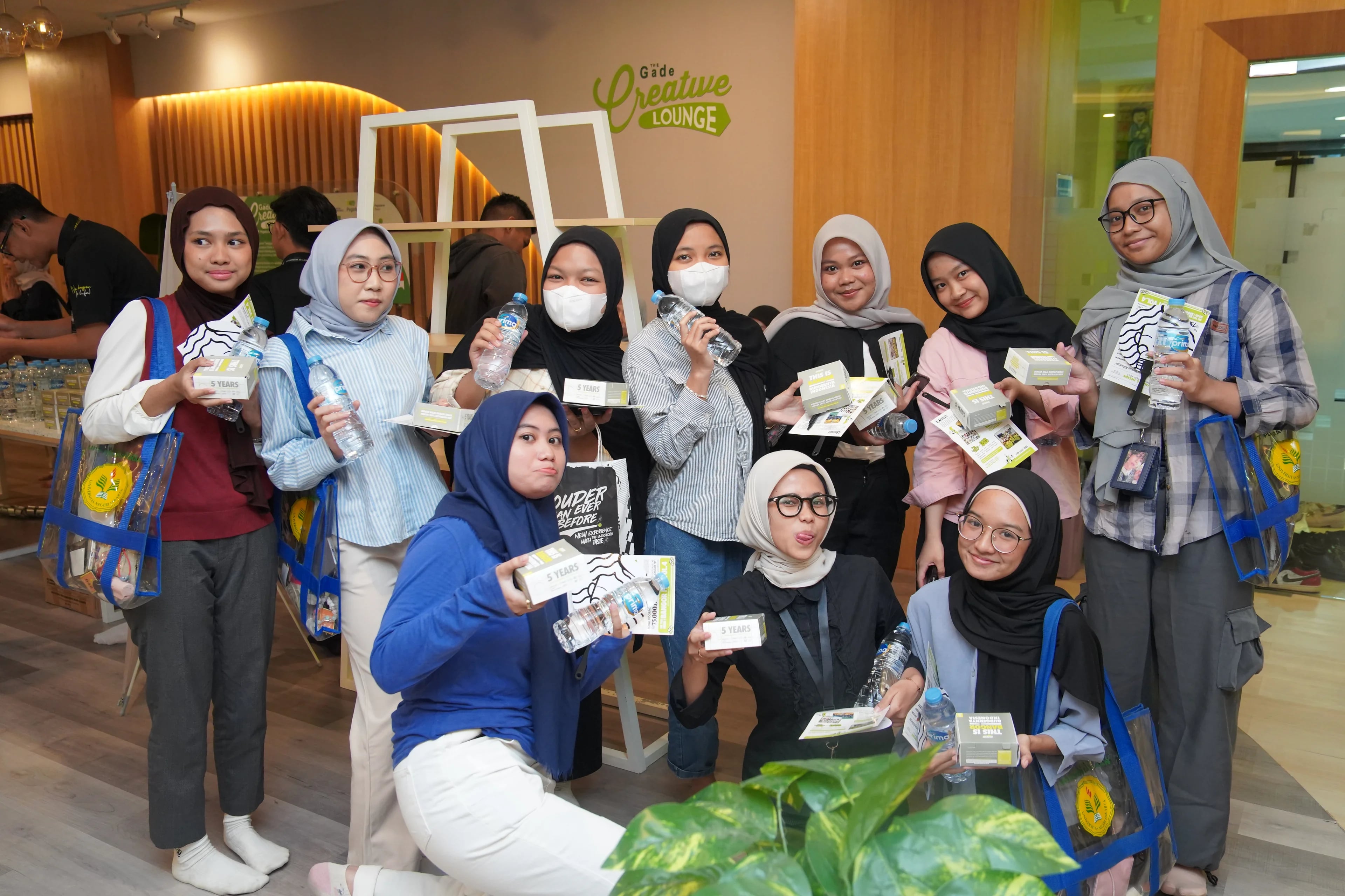 Peserta Bangor Goes to Office berfoto bersama merchandise Burger Bangor